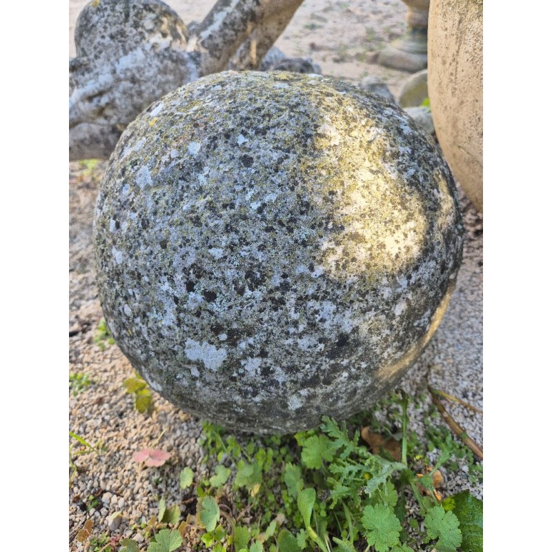 boule en pierre reconstitue